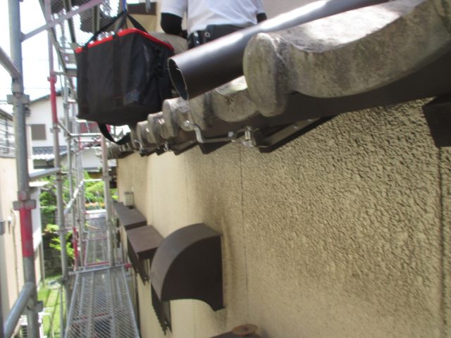 姫路市の雨樋工事で金物を新設